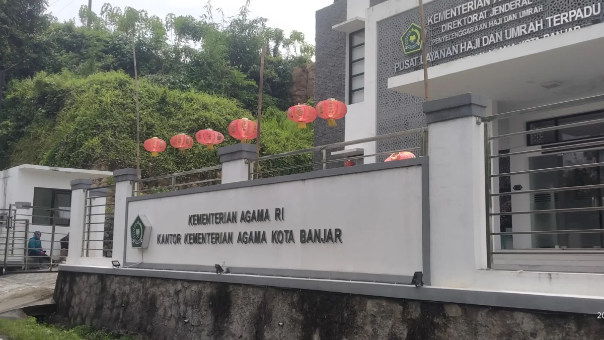 Kantor Pelayanan Haji dan Umrah Terpadu Kota Banjar terpasang ornamen imlek, Rabu 22 Januari 2025/Cecep Herdi/Jabar Ekspres/