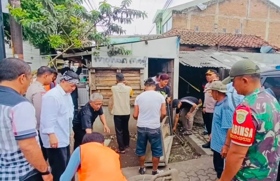 Sebuah kios semi permanen yang diduga menjadi tempat peredaran obat keras di Jalan Raya Kopo Katapang, Desa Pangauban, Kecamatan Katapang, Kabupaten Bandung dibongkar oleh pihak kepolisian pada Rabu (22/1). Foto Istimewa