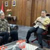 Wali Kota Bogor Terpilih, Dedie A. Rachim saat bertemu dengan Wamenlu RI, Anis Matta belum lama ini. (Yudha Prananda / Istimewa)
