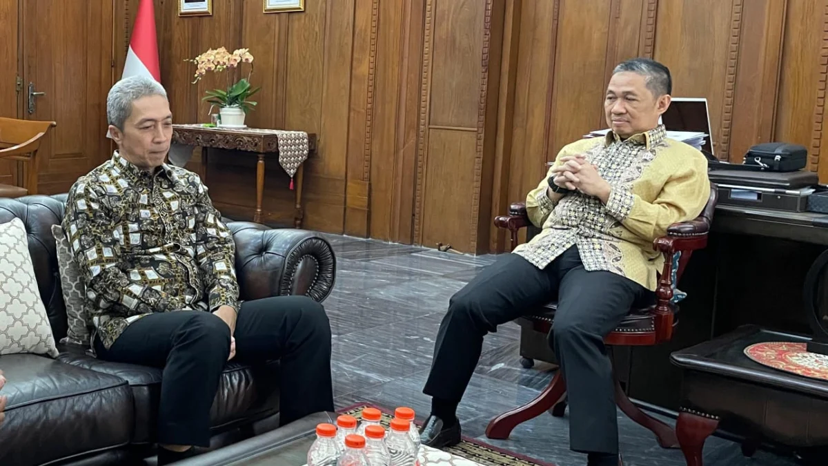 Wali Kota Bogor Terpilih, Dedie A. Rachim saat bertemu dengan Wamenlu RI, Anis Matta belum lama ini. (Yudha Prananda / Istimewa)