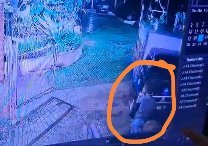 Mobil Milik Yayasan Ceu Popong Dicuri di Cimenyan Bandung, Aksinya Terekam CCTV Sebuah mobil pick-up milik Yayasan Sahabat Lingkungan Hidup yang dipimpin oleh salah satu tokoh Jawa Barat, Popong Otje Djunjunan (Ceu Popong) dan mantan anggota DPR-RI, hilang dicuri di kantor yayasan yang terletak di Desa Ciburial, Kecamatan Cimenyan, Kabupaten Bandung, pada Selasa (21/1) dini hari. Foto Istimewa