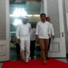 Gubernur Jabar terpilih Dedi Mulyadi dan Pj Gubernur Jabar Bey Triadi Machmudin selepas Rapim di Gedung Pakuan, Rabu (22/1)/Hendrik Muchlison/Jabar Ekspres/
