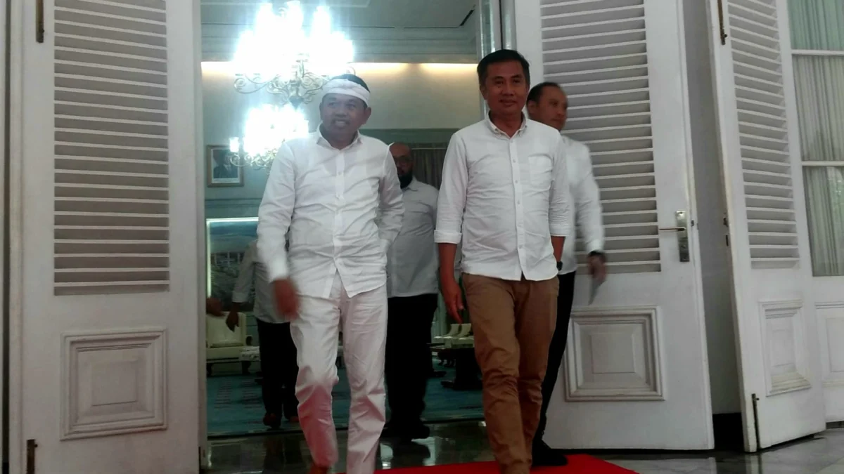 Gubernur Jabar terpilih Dedi Mulyadi dan Pj Gubernur Jabar Bey Triadi Machmudin selepas Rapim di Gedung Pakuan, Rabu (22/1)/Hendrik Muchlison/Jabar Ekspres/