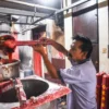 Pekerja menyelesaikan pembuatan lilin berukuran besar di Vihara Dharma Ramsi, Gang Ibu Aisah, Jalan Cibadak, Kota Bandung, Senin (20/1). Jelang Tahun Baru Imlek yang jatuh pada 29 Januari 2025, Vihara Dharma Ramsi membuat ratusan lilin merah berbagai ukuran untuk kebutuhan beribadah warga keturunan Tionghoa. Lilin merah tersebut dibuat sejak beberapa bulan sebelumnya dengan berbagai ukuran 25 kati, 50 kati, 100 kati, hingga 200 kati. Lilin-lilin berukuran besar ini merupakan pesanan yang sudah ditempel doa-doa dan nantinya akan ditata di halaman vihara dan akan dinyalakan pada perayaan malam tahun baru imlek. Foto: Dimas Rachmatsyah / Jabar Ekspres