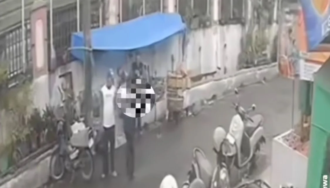 Rekaman video memperlihatkan pelaku memakai baju putih melecehkan seorang wanita di Kecamatan Batujajar, Bandung Barat. Dok rekaman CCTV warga