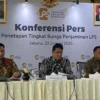 Ketua Dewan Komisioner LPS Purbaya Yudhi Sadewa (tengah) saat konferensi pers di Jakarta, Kamis (23/1/2025). (foto/ANTARA)