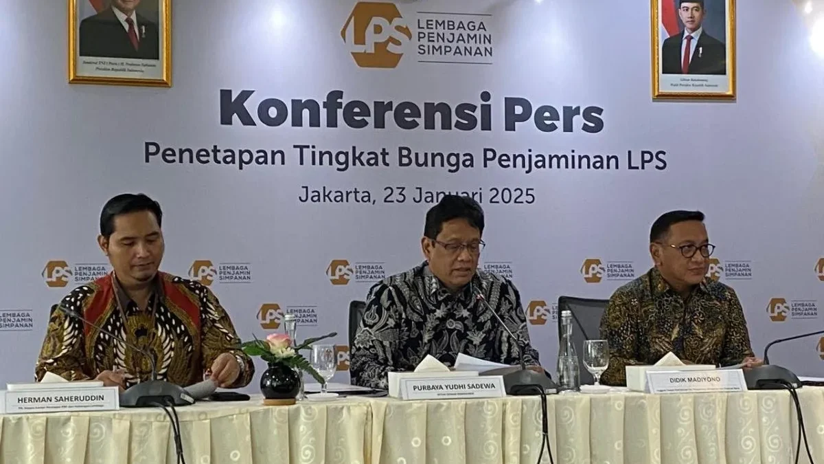 Ketua Dewan Komisioner LPS Purbaya Yudhi Sadewa (tengah) saat konferensi pers di Jakarta, Kamis (23/1/2025). (foto/ANTARA)