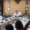 Jajaran Itjen Kemendagri saat melakukan monitoring dan evaluasi pendapatan dan tata kelola APBD Kota Bogor. (Yudha Prananda / Jabar Ekspres)