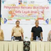 MENUJU KOTA LAYAK ANAK: Pj Sekda Kota Bogor, Hanafi membuka acara Penyusunan Rencana Aksi Daerah Kota Layak Anak Tahun 2025 di Padjadjaran Suite Resort & Convention Hotel, Selasa (14/1). (Foto: Dok. Diskominfo Kota Bogor)