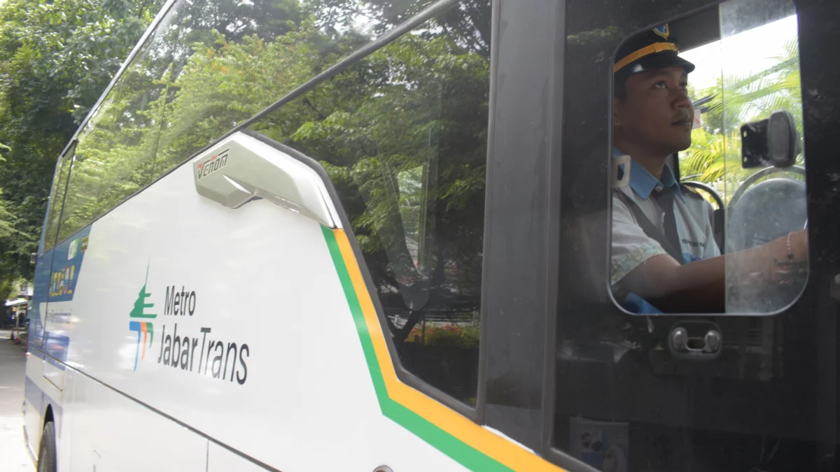 Bus Metro Jabar Trans (MJT) berhenti di halte, Kota Bandung, Kamis (23/1). Foto: Dimas Rachmatsyah / Jabar Ekspres