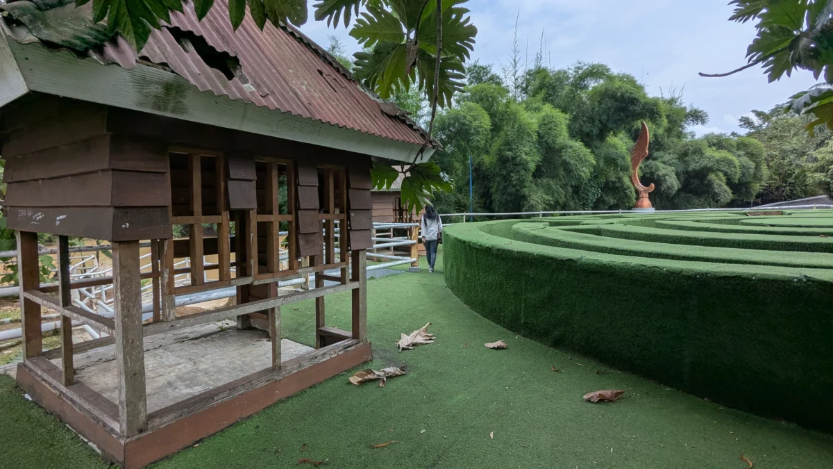 Kondisi Taman Eco Park di dekat area Sungai Citanduy nampak tak terawat, Kamis 23 Januari 2025. DLH Banjar mengklaim sarana yang ada sudah lapuk dimakan usia.