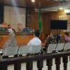 Dok. 4 terdakawa kasus korupsi Pasar Sindangkasih, Cigasong Kabupaten Majalengka, saat menjalani sidang putusan di PN Bandung, Kamis (23/1). Foto. Sandi Nugraha / Jabar Ekspres