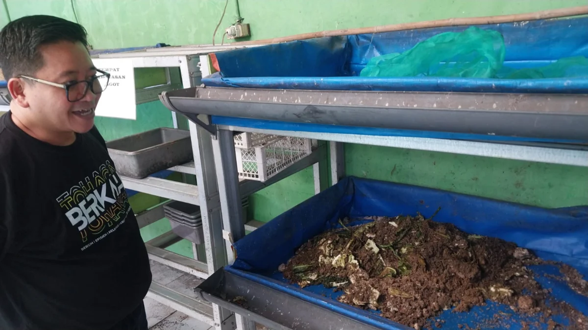 Direktur Utama Haris Setiawan saat melakukan peninjauan budidaya magot di Pasar Ciluar. Foto : Reg