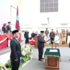 Ketua DPRR Banjar Drs H Dadang R Kalyubi saat melantik Eko Pradana Utama sebagai Anggota DPRD Banjar menggantikan Ir H Sudarsono, di ruang paripurna gedung DPRD Banjar pada Desember 2025 lalu. (Istimewa)