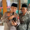 Ami Saepudin bersama Kapolresta Bandung Kombes Pol Aldi Subartono saat video call dengan Bupati Bandung Dadang Supriatna pada Jumat Curhat yang dilaksanakan di Katapang, Kabupaten Bandung, Jumat (24/1). Foto Agi