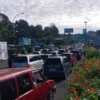 Situasi one way ke Jalur Puncak dari arah Jakarta, Simpang Gadog, Kabupaten Bogor, Sabtu (25/1). Foto : Regi / Jabar Ekspres