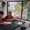 Tim penyidik Pidana Khusus Kejaksaan Tinggi Jawa Barat pada telah menyerahkan tersangka KF dan SG beserta barang bukti, dalam tahap kedua kepada Tim Jaksa Penuntut Umum Kejaksaan Negeri Kota Bandung, terkait dugaan tindak pidana korupsi penyalahgunaan dana hibah National Paralympic Committee Indonesia (NPCI) Provinsi Jawa Barat untuk tahun anggaran 2021 hingga 2023. (Istimewa)