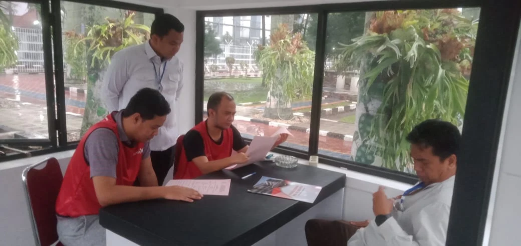 Tim penyidik Pidana Khusus Kejaksaan Tinggi Jawa Barat pada telah menyerahkan tersangka KF dan SG beserta barang bukti, dalam tahap kedua kepada Tim Jaksa Penuntut Umum Kejaksaan Negeri Kota Bandung, terkait dugaan tindak pidana korupsi penyalahgunaan dana hibah National Paralympic Committee Indonesia (NPCI) Provinsi Jawa Barat untuk tahun anggaran 2021 hingga 2023. (Istimewa)