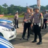 Dok. Kasatlantas Polrestabes Bandung AKBP Wahyu Pristha saat melakukan pengecekan kesiapan kendaraan dalam menghadapi libur panjang kali ini. Sabtu (25/1). (Sandi / Jabar Ekspres)