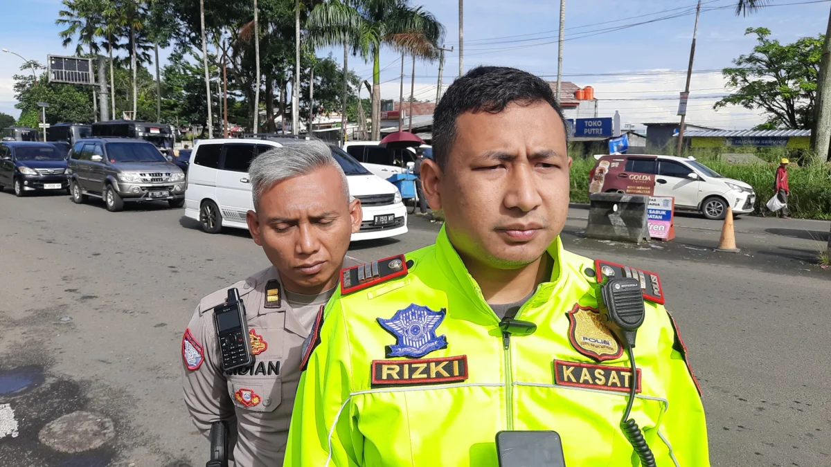 Kasatlantas Polres Bogor, AKP Rizki Guntama saat memberikan tanggapan kepada awak media di Simpang Gadog, Kabupaten Bogor, Sabtu (25/1). (Jabar Ekspres)