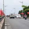 Situasi fly over Kiaracondong yang dipenuhi bendera partai, Kota Bandung, Sabtu (25/1). Foto: Dimas Rachmatsyah / Jabar Ekspres