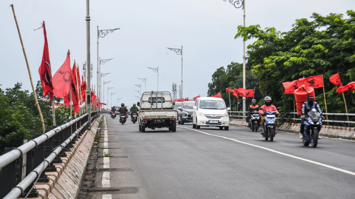 Situasi fly over Kiaracondong yang dipenuhi bendera partai, Kota Bandung, Sabtu (25/1). Foto: Dimas Rachmatsyah / Jabar Ekspres