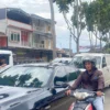 Arus lalu lintas di jalut wisata Ciwidey tepatnya di Jalan Raya Sadu-Soreang, Kecamatan Soreang, Kabupaten Bandung mengalami kepadatan kendaraan pada Senin (21/1). Foto Agi