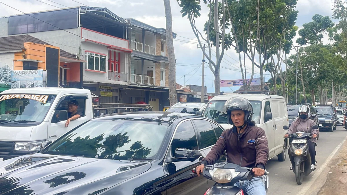 Arus lalu lintas di jalut wisata Ciwidey tepatnya di Jalan Raya Sadu-Soreang, Kecamatan Soreang, Kabupaten Bandung mengalami kepadatan kendaraan pada Senin (21/1). Foto Agi