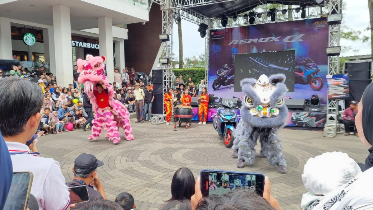 Hiburan Barongsai di Ciwalk Bandung Sambut Imlek, Ratusan Pengunjung Terpukau
