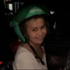 Wisatawan asal Tangerang, Putri (33) pilih naik ojol untuk melanjutkan perjalanan karena tertahan rekayasa one way, Senin (27/1) malam.