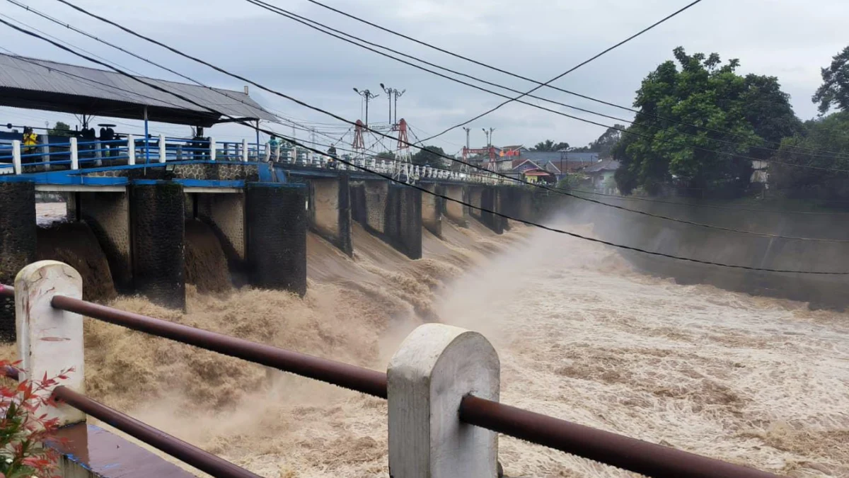 Ilustrasi: Kondisi debit air Sungai Ciliwung di Bendung Katulampa, Kota Bogor, Selasa (28/1). (Yudha Prananda / Istimewa)