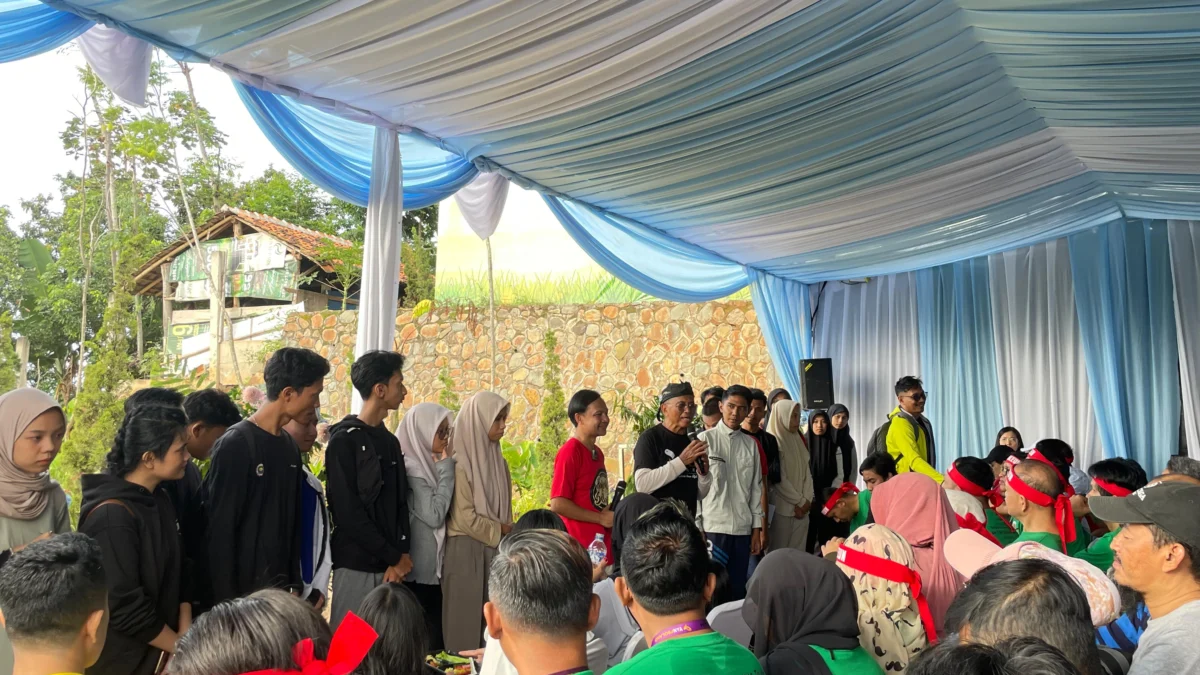 Dahlan Iskan saat menyemangati puluhan karyawan The Emeralda Resort Padalarang. Selasa (28/1). Dok Jabar Ekspres/wit
