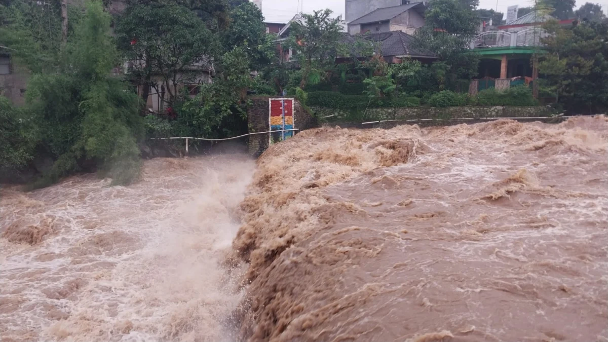 Bendungan Cibalok Siaga 3, Warga Pinggir Kali Mesti Waspada Situasi Bendungan Cibalok, pada Selasa (28/1) sore.