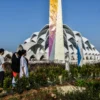 Ilustrasi: Sejumlah warga berfoto di area luar bangunan masjid terapung di Masjid Al Jabbar, Kota Bandung beberapa waktu lalu. Foto: Dimas Rachmatsyah / Jabar Ekspres