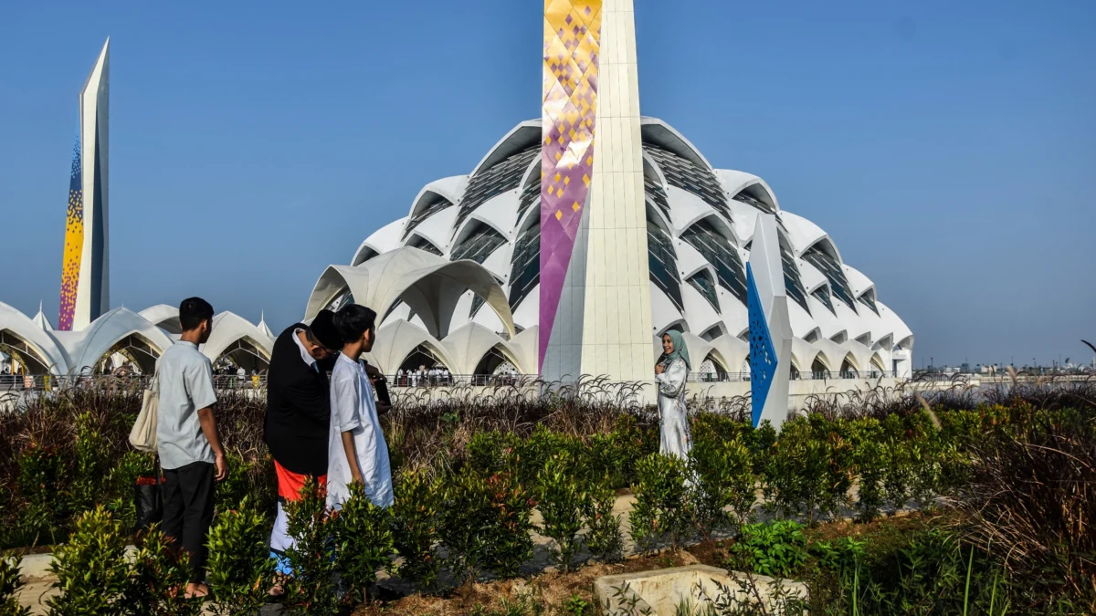 Ilustrasi: Sejumlah warga berfoto di area luar bangunan masjid terapung di Masjid Al Jabbar, Kota Bandung beberapa waktu lalu. Foto: Dimas Rachmatsyah / Jabar Ekspres