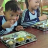 Program Makan Bergizi Gratis (MBG) dilaksanakan di salah satu sekolah dasar di Kecamatan Banjarsari Kabupaten Ciamis Jawa Barat belum lama ini. (Cecep Herdi/Jabar Ekspres)