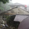 Pj Bupati Bogor, Bachril Bakri saat meninjau rumah terdampak banjir di Cisarua, Rabu (29/1). Foto: Diskominfo