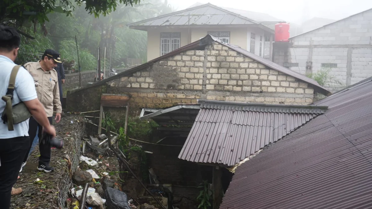 Pj Bupati Bogor Janji akan Perbaiki Rumah Korban Banjir di Cisarua Pj Bupati Bogor, Bachril Bakri saat meninjau rumah terdampak banjir di Cisarua, Rabu (29/1). Foto: Diskominfo