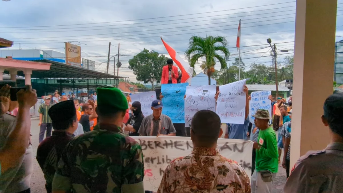 Warga Desa Kertahayu menggelar aksi demo di depan kantor desa, Kamis 30 Januari 2025 Mereka menuntut bansos beras yang diduga digelapkan oknum perangkat desa setempat. (Cecep Herdi/Jabar Ekspres)