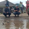 Warga Desa Wangunharja, Kecamatan Lembang, Bandung Barat aksi protes pancing ikan di kubangan jalan rusak. Dok tangkapan video viral warga