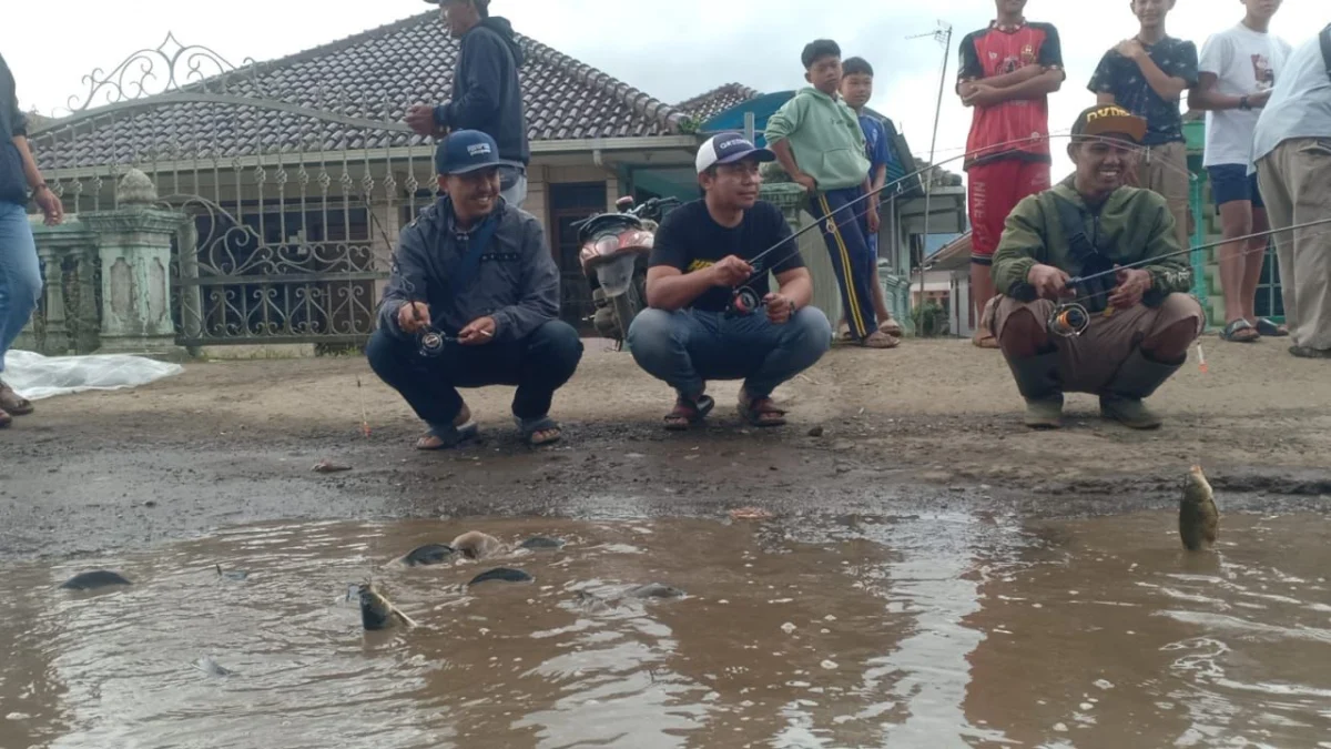 Warga Desa Wangunharja, Kecamatan Lembang, Bandung Barat aksi protes pancing ikan di kubangan jalan rusak. Dok tangkapan video viral warga