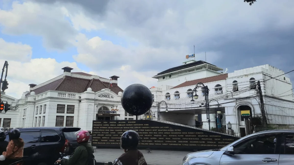 Bandung, Kota yang Memikat: Destinasi Penuh Pesona di Long Weekend Januari 2025 Kawasan Alun-alun Bandung ramai dikunjungi wisatawan - Dewi Regita / Magang Jabar Ekspres