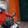 Muhammad Nur Huda (19) Siswa SMKN 1 Cimahi saat Bersiap Akan Pergi Mengojek/Firman Satria/Jabar Ekspres/