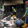Petugas kebersihan mengambil sampah warga di TPS RW 14 Tamansari, Kota Bandung, Kamis (30/1). Foto: Dimas Rachmatsyah / Jabar Ekspres