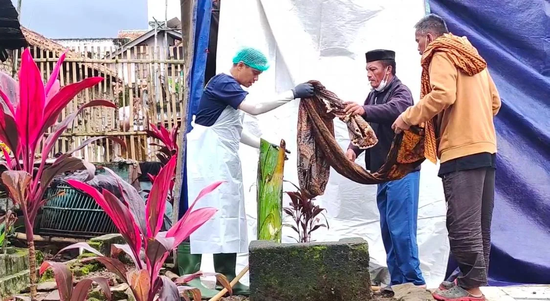 Polisi melakukan proses ekshumasi kepada jenazah seorang pria berusia 60 tahun asal Kampung Maruyung, Desa Maruyung, Kecamatan Pacet, Kabupaten Bandung, yang diduga menjadi korban pembunuhan. Foto Istimewa