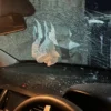 Viral di media sosial, seorang pengendara mobil berinisial GPP (23) menjadi korban setelah dirinya mengalami pelemparan batu oleh orang tak dikenal (OTK) di Ciwidey, Kabupaten Bandung, Rabu (29/1). Foto Istimewa