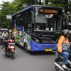 Bus Trans Metro Pasundan melintas di jalan Perintis Kemerdekaan, Kota Bandung, Kamis (30/1). Foto: Dimas Rachmatsyah / Jabar Ekspres