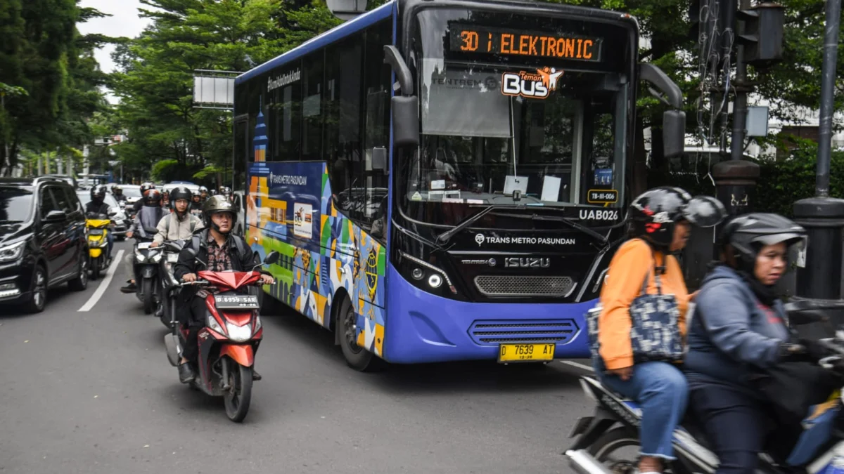 Bus Trans Metro Pasundan melintas di jalan Perintis Kemerdekaan, Kota Bandung, Kamis (30/1). Foto: Dimas Rachmatsyah / Jabar Ekspres