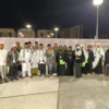 Rombongan jemaah umrah yang diduga mengalami penipuan oleh agen penyalur asal Rancah Ciamis berinisial 'I', berfoto di tanah suci. Mereka terpaksa mengeluarkan biaya lagi setelah sebagian uang umrah dibawa kabur pelaku. (Istimewa)