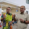 Pj Wali Kota Cimahi, Benny Bachtiar dan Kepala Badan Gizi Nasional, Dadan Hindayana saat Mencicipi Susu Murni MBG (mong)